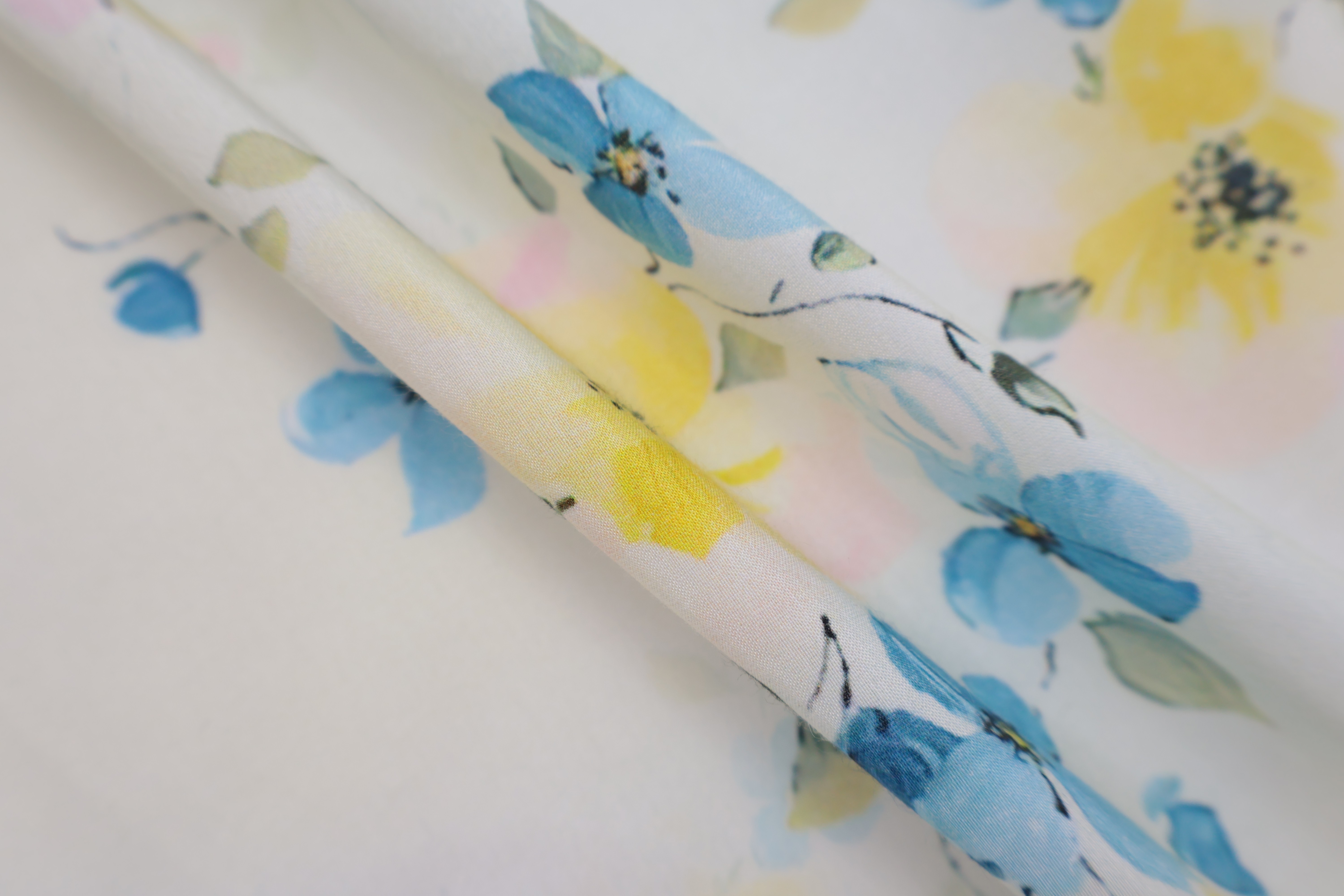25% Silk 75% Cotton Printed Fabric (19mm) - Watercolour Floral Print, 80 GSM, Width 140 CM